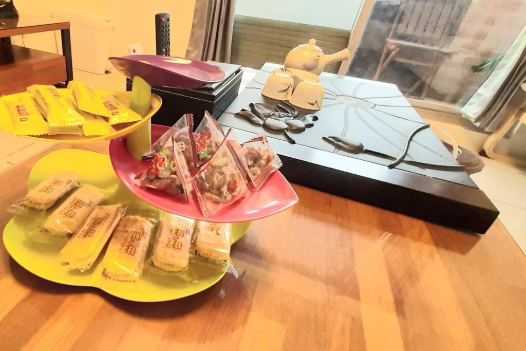花的家 高鐵左營站前2號出口高鐵路步行3分鐘 最多6位可入住 3間卧房 月租長租 Kaohsiung Buitenkant foto